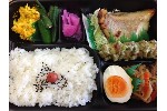 2月３日月曜日　日替わり弁当６００円　赤魚の西京焼き　ちくわの磯辺揚げ