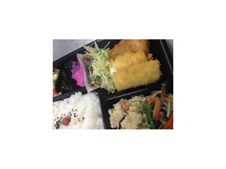 ２月２７日木曜日　日替わり弁当６００円　ヒレカツ、イカフライ